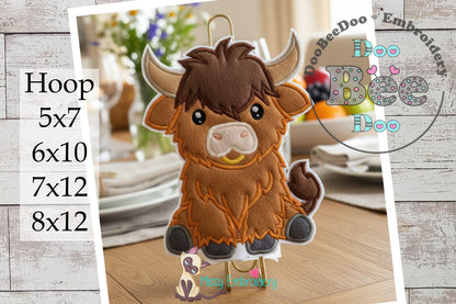 Highland Cow Sitting Paper Towel Holder Cover – ITH Project – Machine Embroidery Design