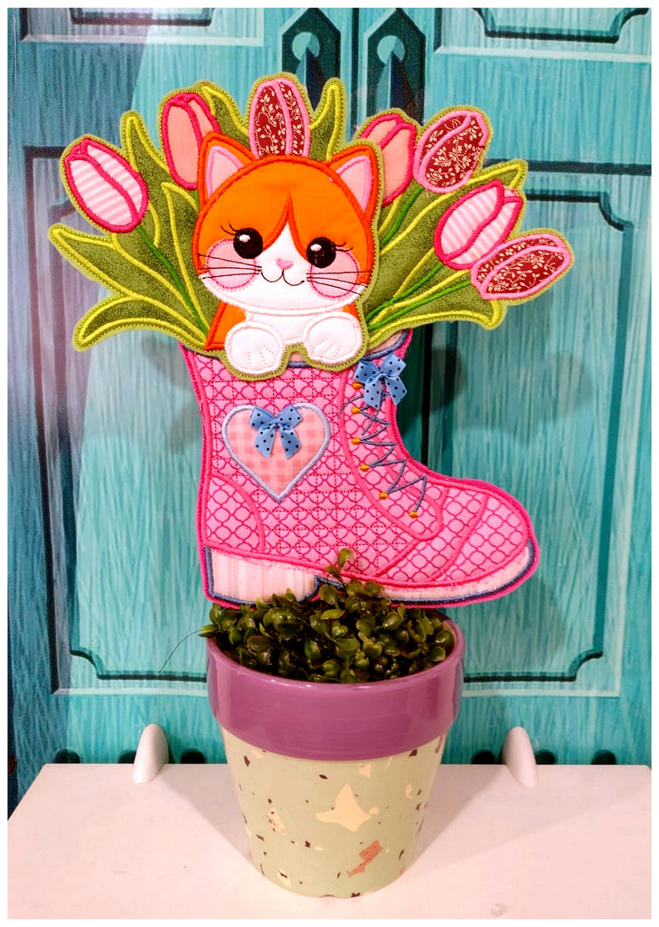 Cute Cat inside the boot Ornament - ITH Project - Machine Embroidery Design