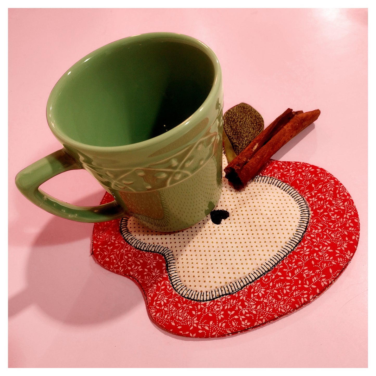 Apple Mug Rug - ITH Project - Machine Embroidery Design